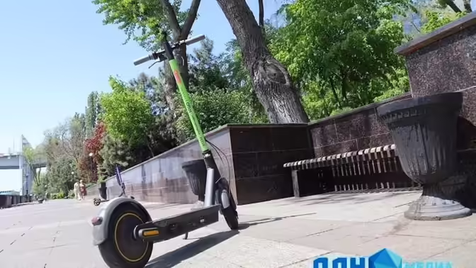 Иномарка столкнулась с несовершеннолетним самокатчиком в Ростове