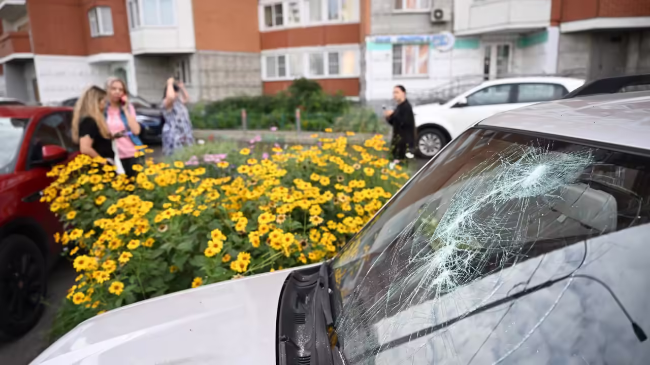 Почему аварийный молоток может не разбить стекло современного автомобиля