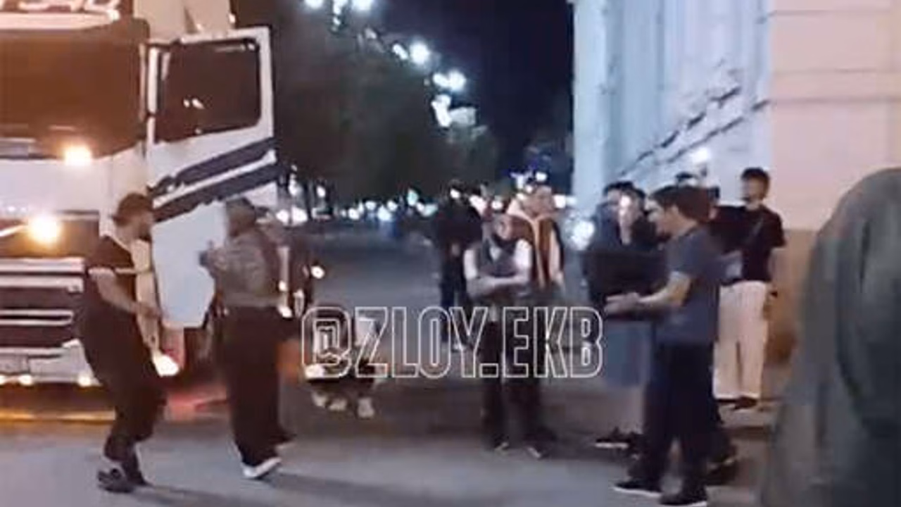 В Екатеринбурге дальнобойщики станцевали лезгинку в 100 м от мэрии и попали на видео