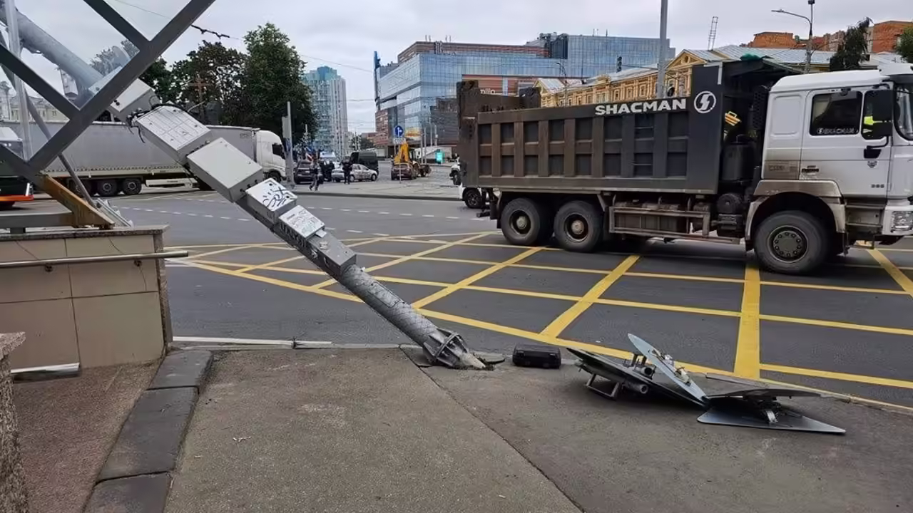 Рухнувший светофор вернули на место после ДТП на площади Лядова