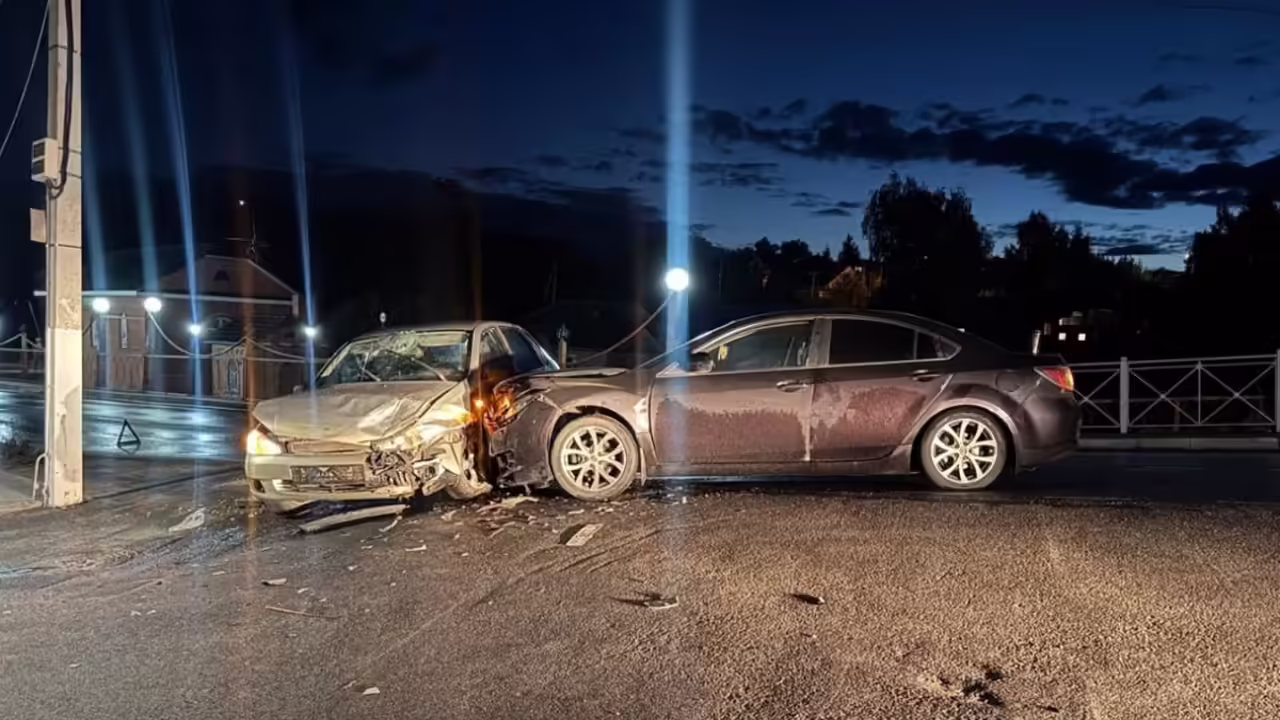 В Болхове столкнулись Мазда и Лада, есть пострадавшие