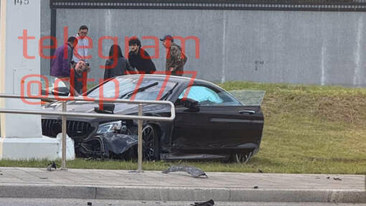 В Москве Mercedes-Benz протаранил отбойник на повороте и попал на видео