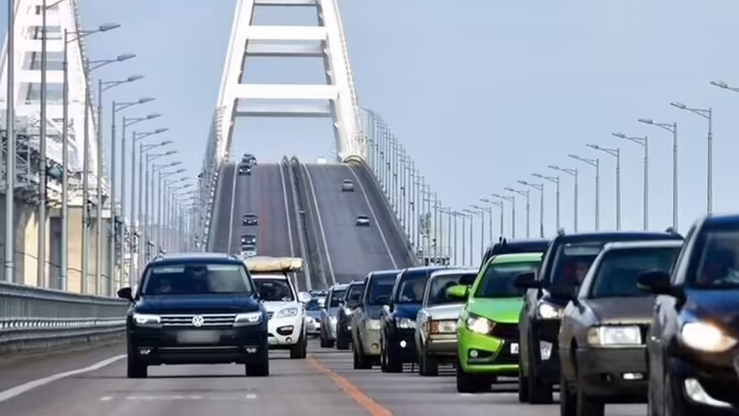 У Крымского моста скопилась большая очередь из транспорта