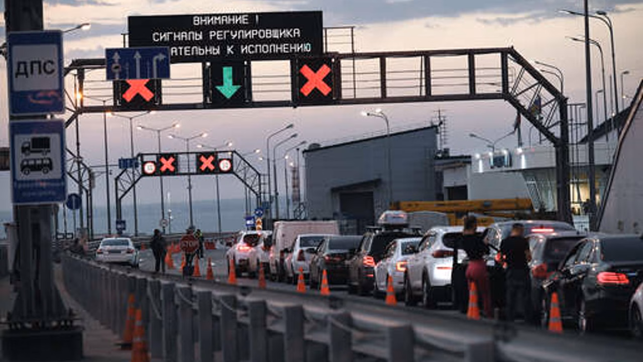 Перед Крымским мостом образовалась очередь из тысячи автомобилей