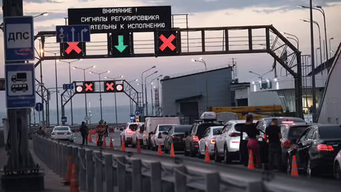 Перед Крымским мостом образовалась очередь из тысячи автомобилей