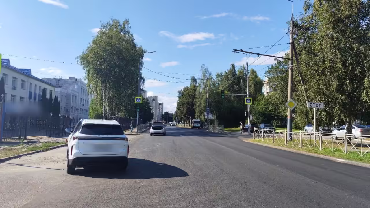 В Брянске столкнулись "ХЕНДЭ СОЛЯРИС" и TENET T7, пострадали две пассажирки