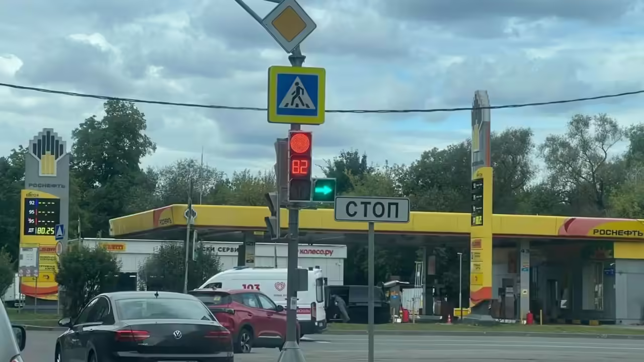 Что происходит на московских АЗС: автомобилисты снова встали в очередях