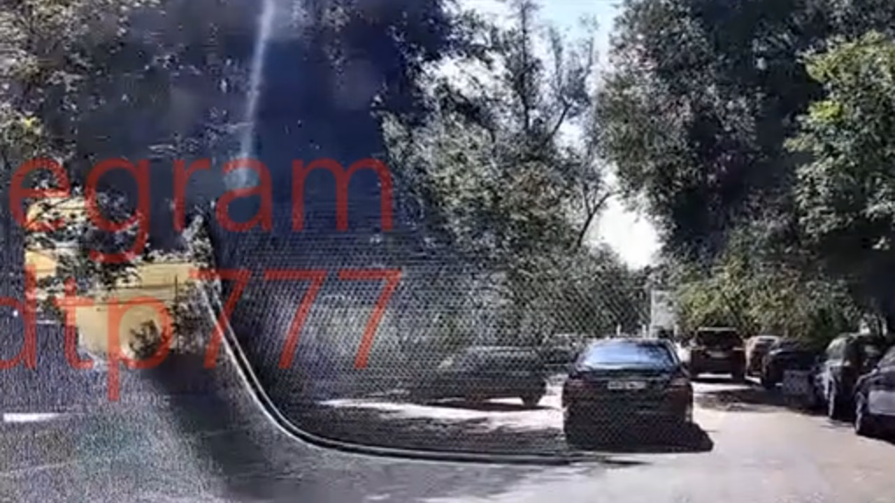 В центре Москвы водитель сбил мотоциклиста на повороте и попал на видео