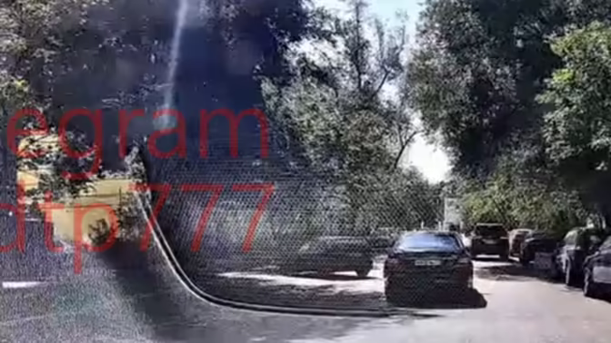 В центре Москвы водитель сбил мотоциклиста на повороте и попал на видео