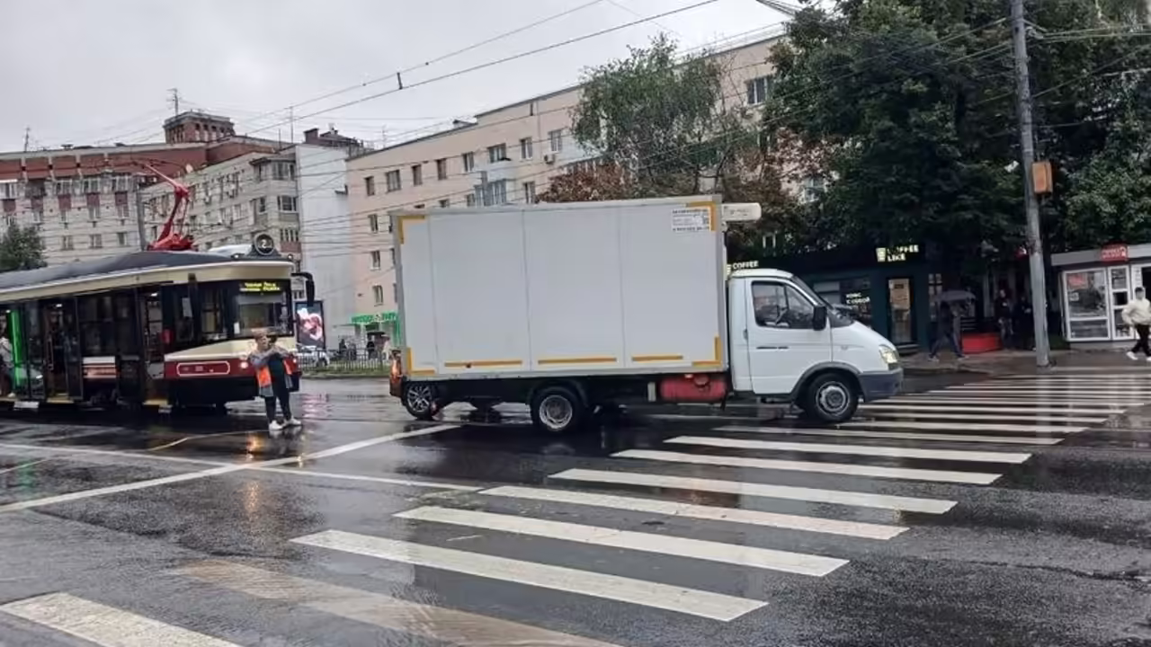 «ГАЗель» и легковушка столкнулись на рельсах в Нижнем Новгороде: трамваи встали