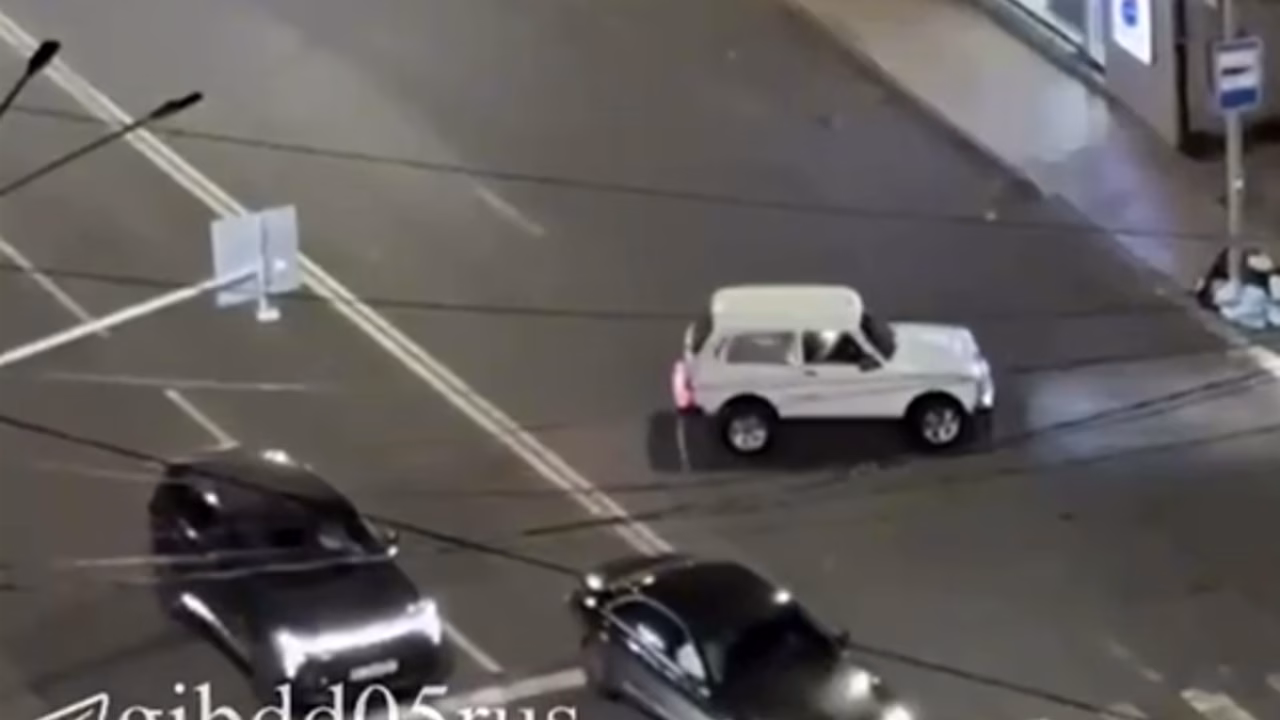 В Махачкале на видео попал водитель Lada Niva, который сделал полицейский разворот