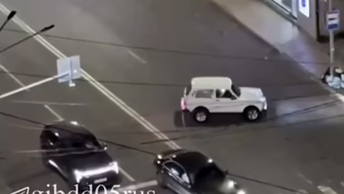 В Махачкале на видео попал водитель Lada Niva, который сделал полицейский разворот