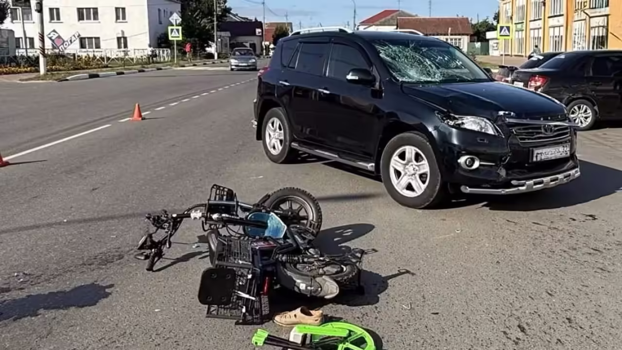 В поселке после аварии с электровелосипедом госпитализировали пострадавшего