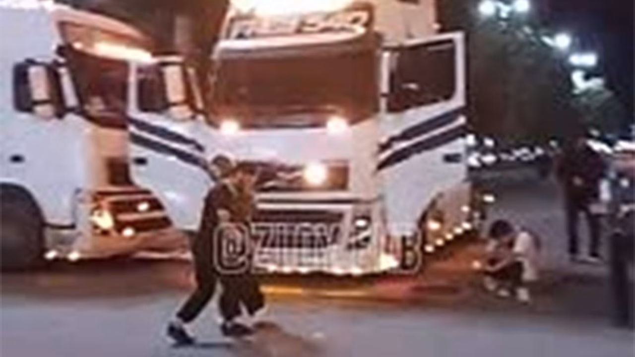 В Екатеринбурге двое молодых людей перекрыли перекресток грузовиками и станцевали лезгинку