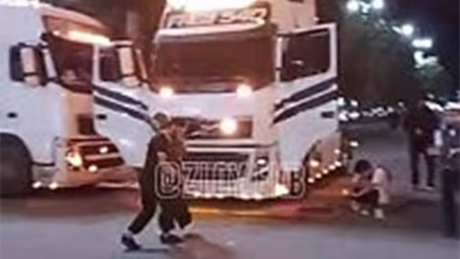 В Екатеринбурге двое молодых людей перекрыли перекресток грузовиками и станцевали лезгинку