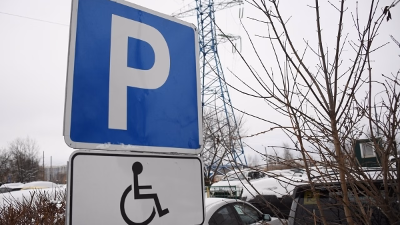 В Госдуме предложили заменить латинскую «P» на русскую «П» на парковках