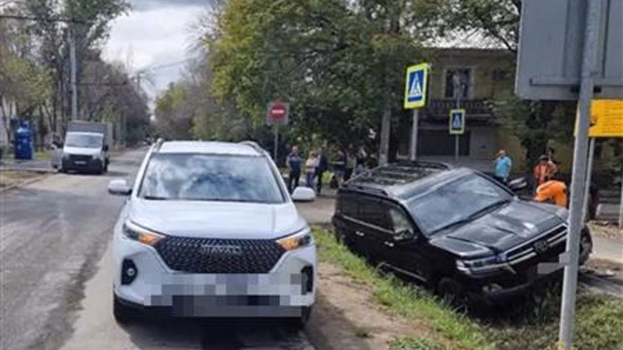 В Самаре Haval столкнулся с Toyota, один человек госпитализирован