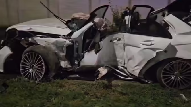 В Армавире на ночной трассе разбился Mercedes, погибли два человека