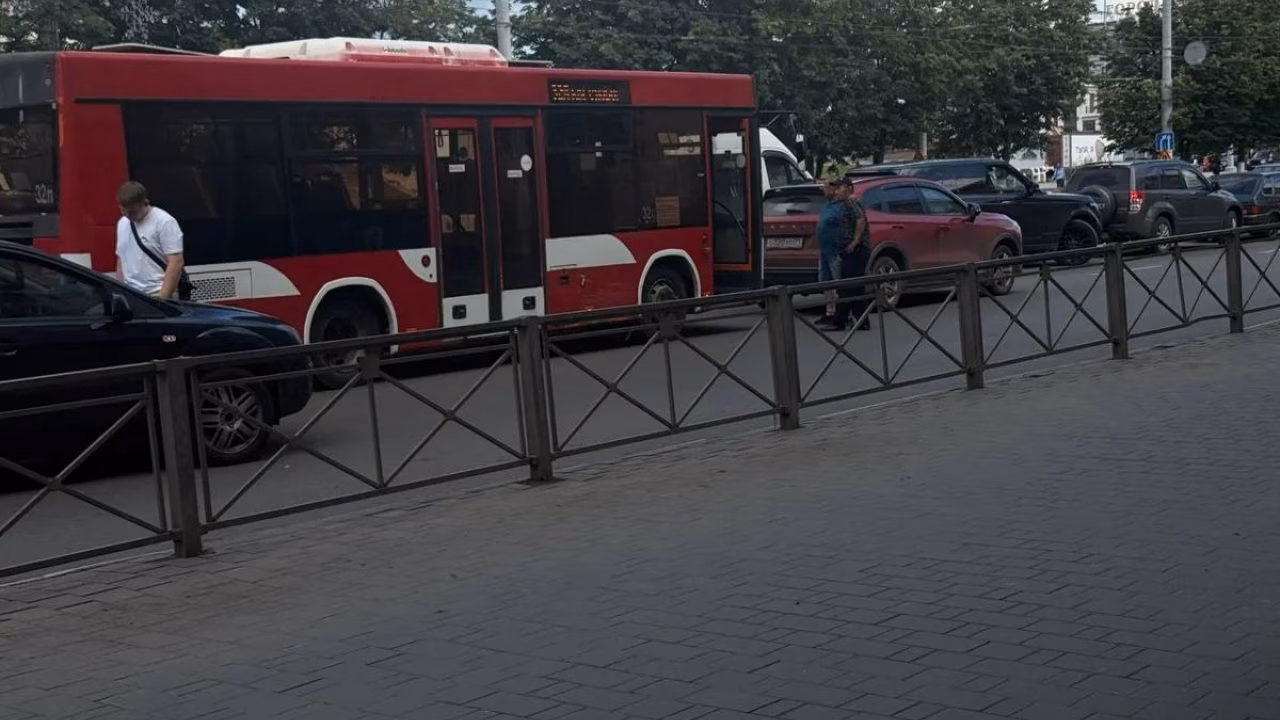 В Туле на Советской улице тройное ДТП с автобусом