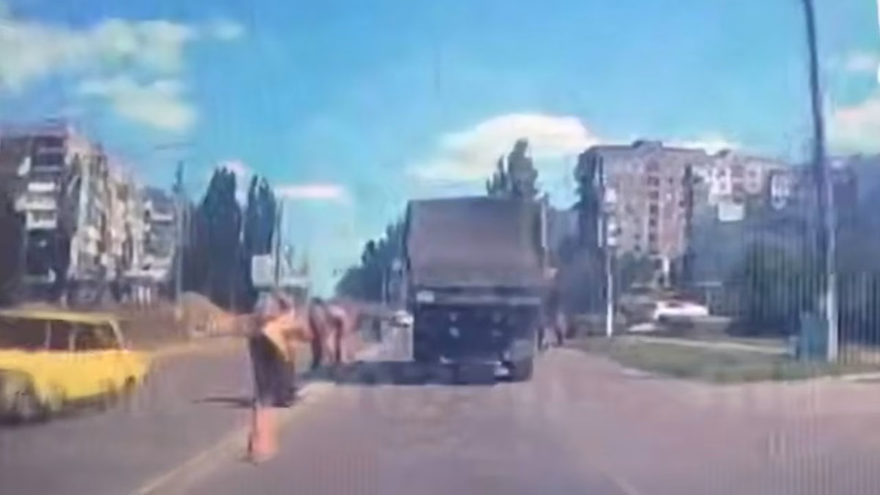 Отлетевшее колесо сбило российского дорожника и попало на видео