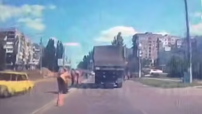 Отлетевшее колесо сбило российского дорожника и попало на видео