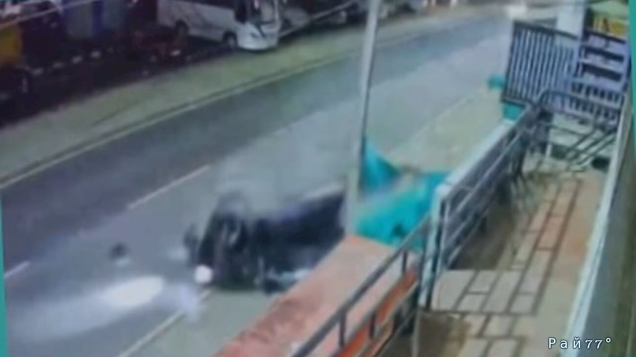 ДТП в Индии попало на видео с камеры наблюдения