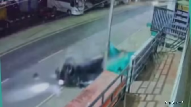 ДТП в Индии попало на видео с камеры наблюдения