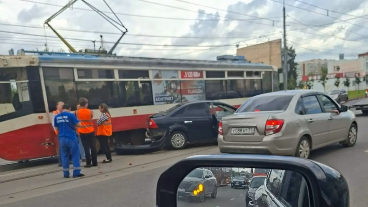 В Туле трамвай попал в ДТП, движение заблокировано