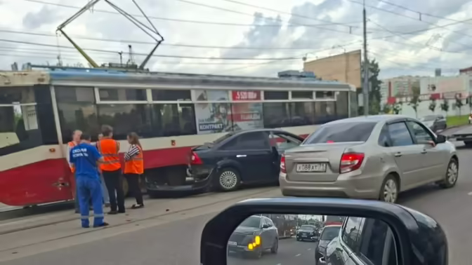 В Туле трамвай попал в ДТП, движение заблокировано