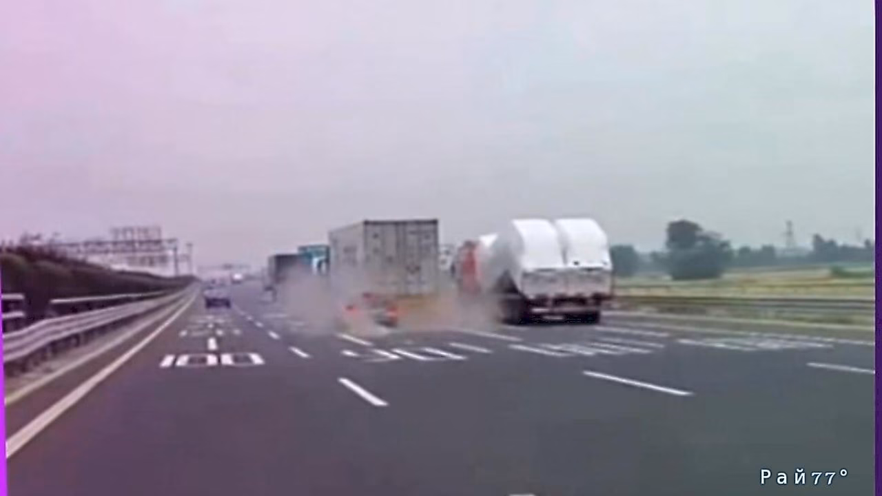 Автомобилист угодил в ДТП, не заметив грузовика в Китае