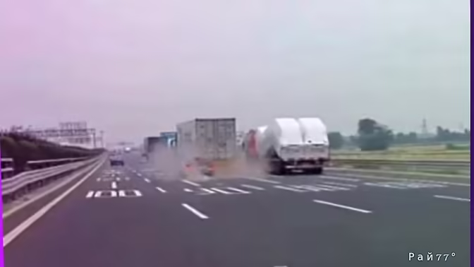 Автомобилист угодил в ДТП, не заметив грузовика в Китае