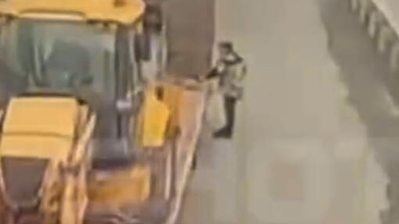 Во Владивостоке водитель автовоза скрылся с элитными авто на 100 млн рублей