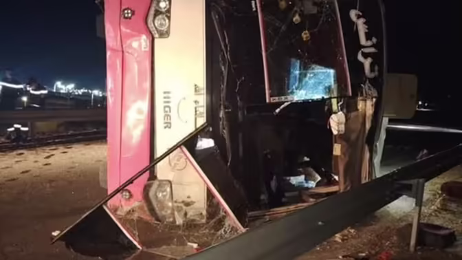 Шесть человек погибли при опрокидывании автобуса в Алжире