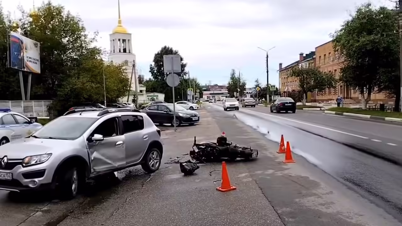 Мотоциклист попал в больницу после столкновения с иномаркой на Бору