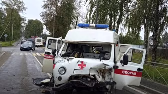 В Архангельской области легковушка врезалась в авто скорой помощи
