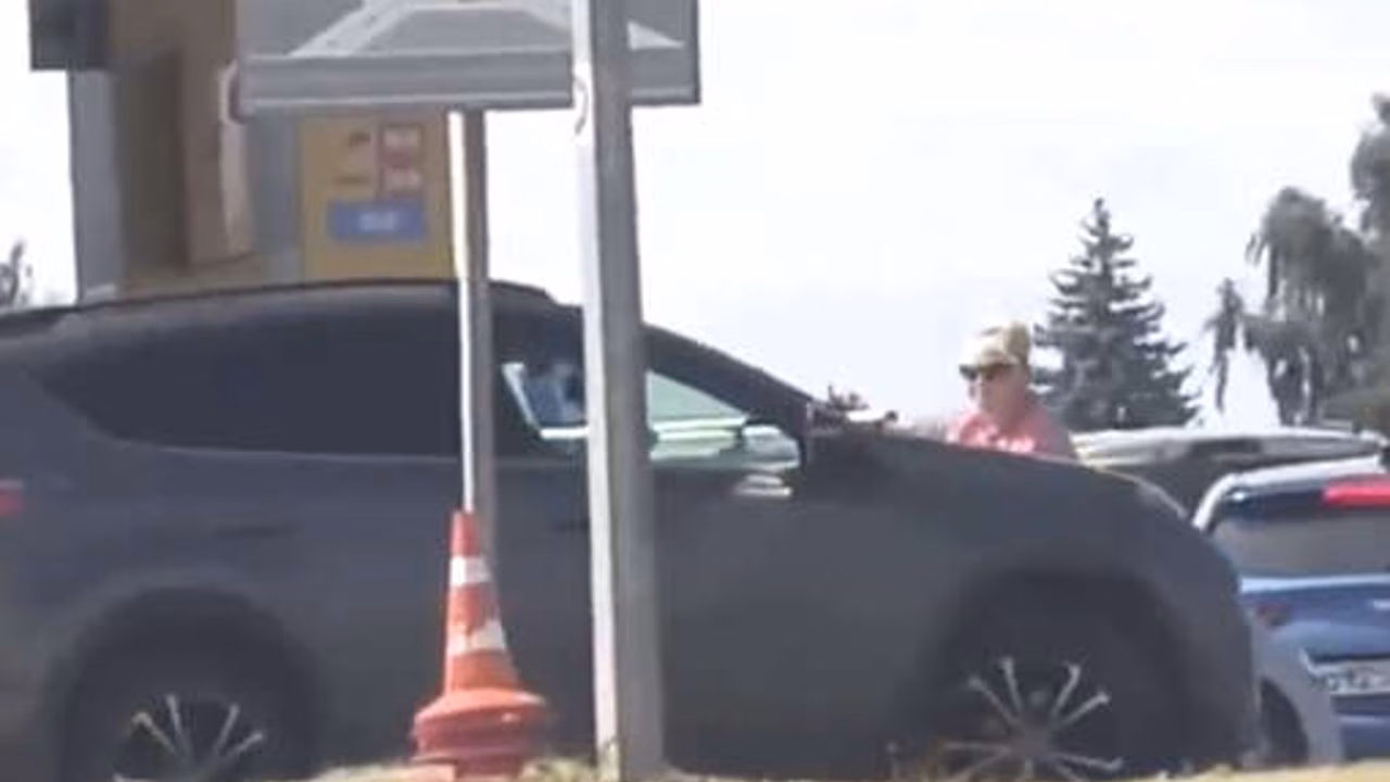 В Подмосковье на видео попало, как водитель чуть не сбил женщину на АЗС