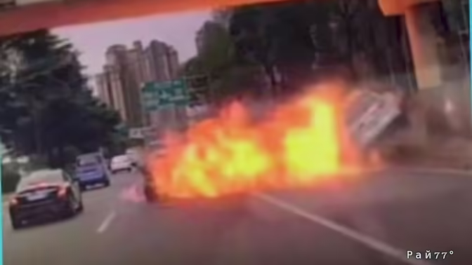 В Чэнду загорелся автомобиль на новых источниках энергии после ДТП