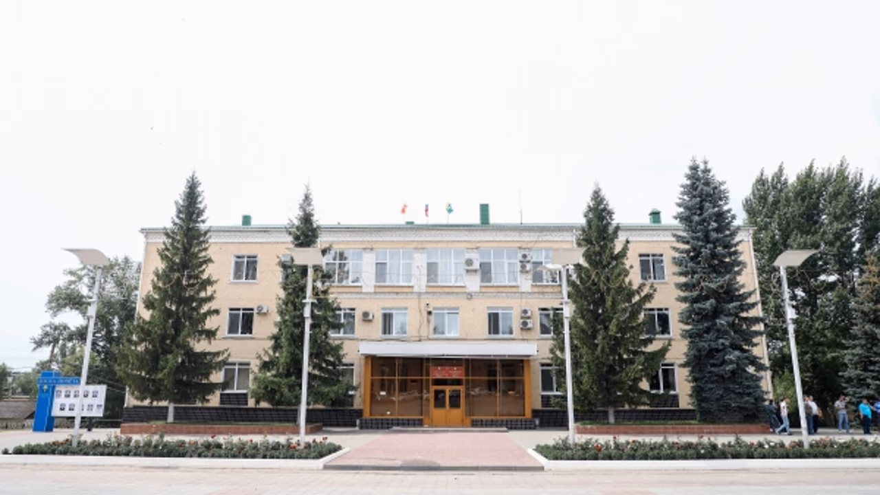В Жирновске Волгоградской области обрезали зелень и восстановили дорогу