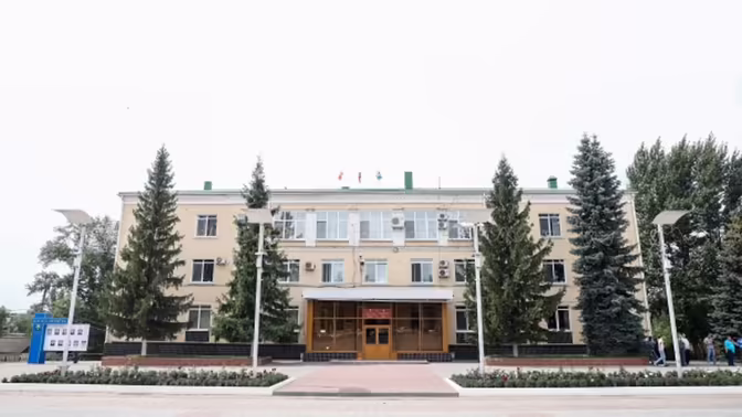 В Жирновске Волгоградской области обрезали зелень и восстановили дорогу