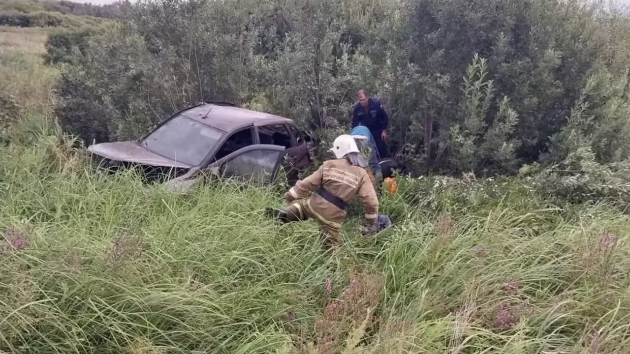 В Оренбуржье водитель пострадал после съезда автомобиля в кювет
