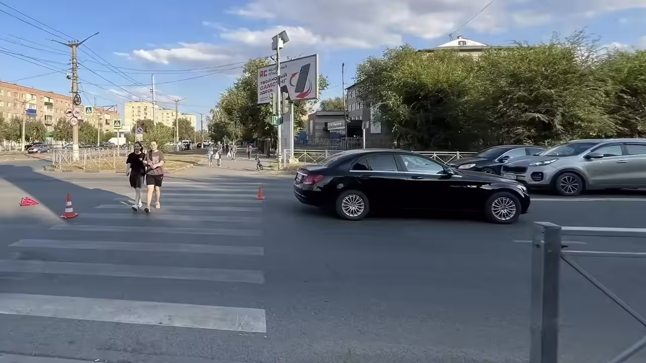 В Орске «Мерседес» сбил 13-летнего подростка на электросамокате