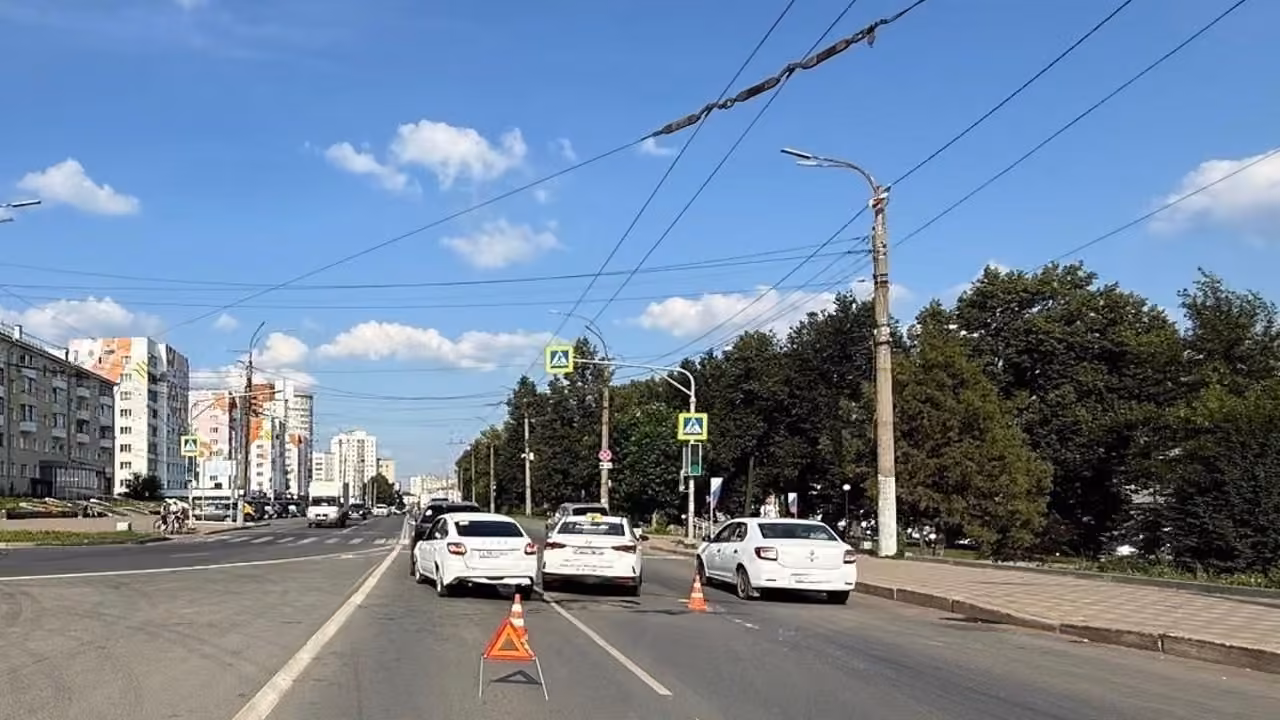 У ж/д вокзала в Кирове столкнулись пять автомобилей