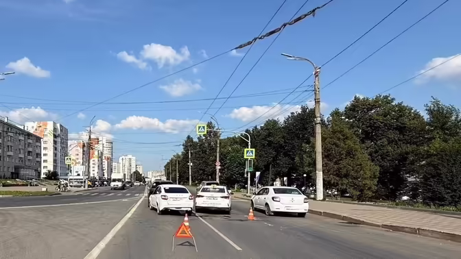 У ж/д вокзала в Кирове столкнулись пять автомобилей