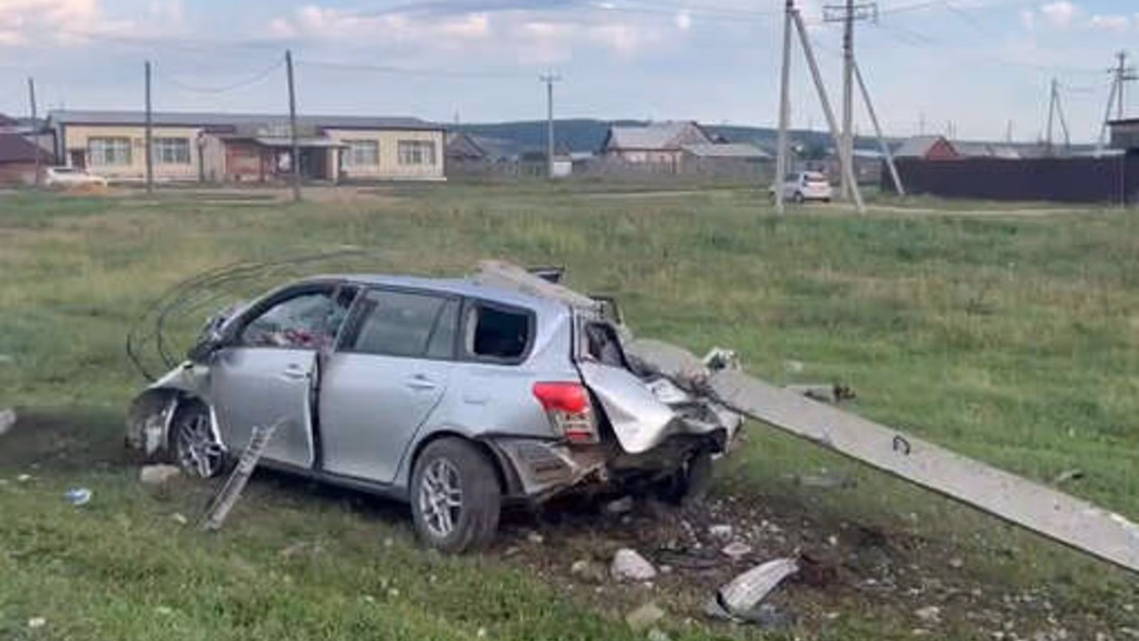 В Иркутской области пьяный водитель врезался в столб, ДТП попало на видео