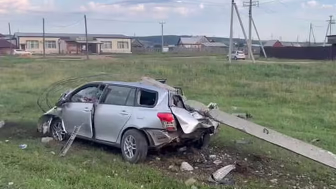 В Иркутской области пьяный водитель врезался в столб, ДТП попало на видео