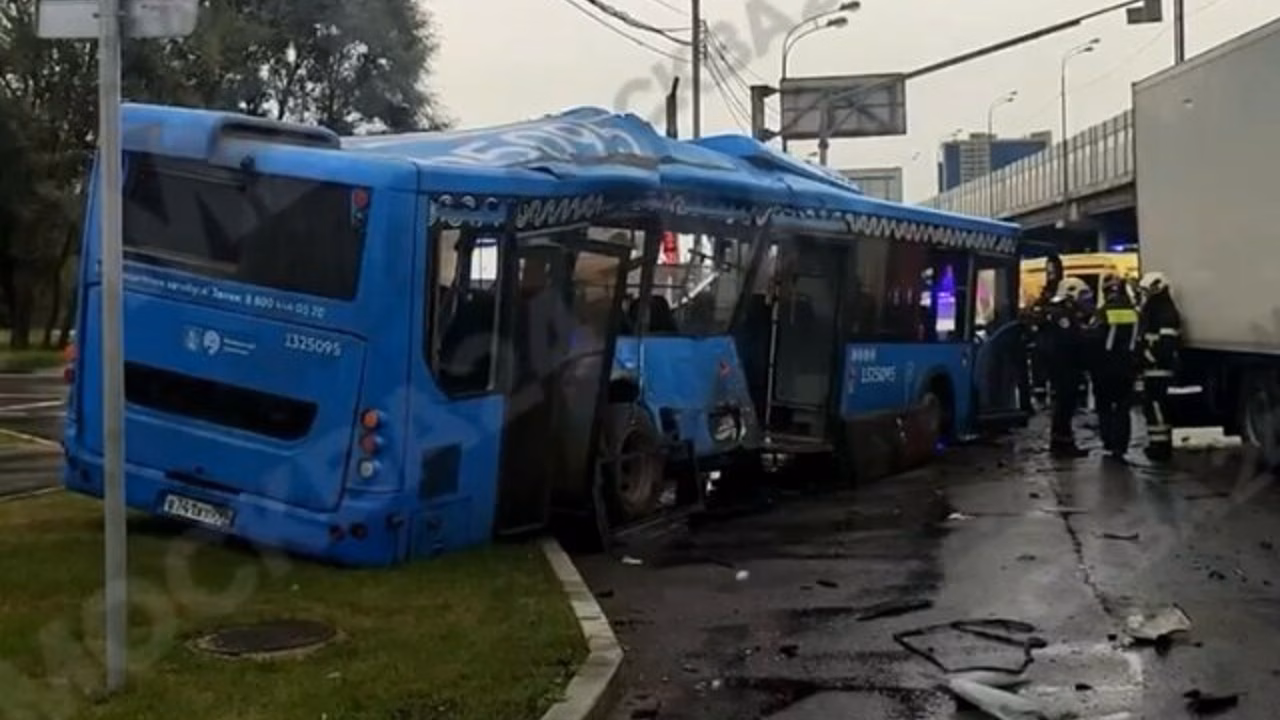 ДТП с автобусом на северо-востоке Москвы могло произойти по вине водителя грузовика