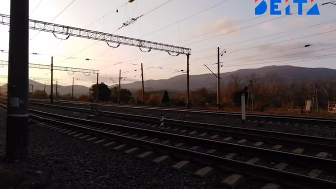 Столкновение грузовика с грузовым поездом заблокировало дорогу в Приморье