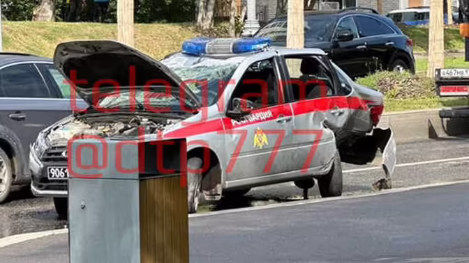 В Москве после ДТП перевернулся автомобиль Росгвардии
