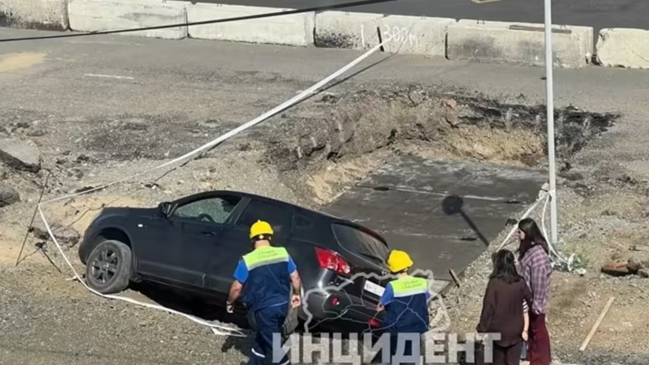 В Кемерове иномарка провалилась в яму на проспекте Ленина