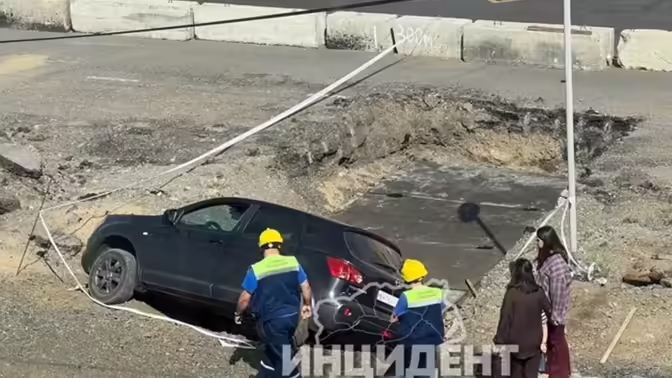 В Кемерове иномарка провалилась в яму на проспекте Ленина